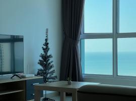 Seaview Private Master Bedroom in a Shared Unit，丹绒道光的飯店