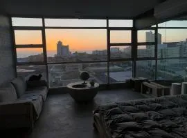 Sea view Batchelor apartment with Cinema room