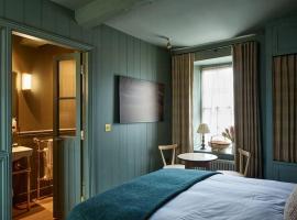 Dusk at The Sun Inn Felmersham, holiday rental in Sharnbrook