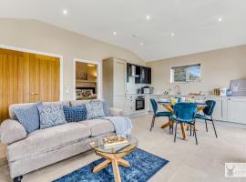 Cozy 1 Bedroom Slate Lodge Retreat, cabin in Snarestone