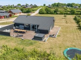 New And Modern Holiday Home With Hot Tub, villa i Frørup