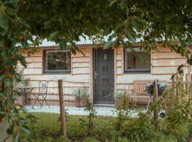 Rose Hideaway - Forest of Dean Cosy Cabin Retreat, hotel sa Yorkley