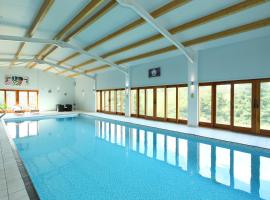 Woodshed Cottage，阿什伯恩的附設泳池的飯店