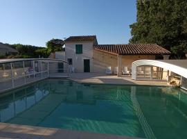 Gîte les vignes avec piscine proche du Ventoux, hotel in Saint-Romain-en-Viennois