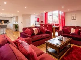 Caer Fedwen Barns Cariad Spacious self catering 3 bed Group Getaway Luxury Cottage with Private Hot Tub