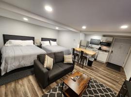 Snowy Mountain Inn: Saratoga şehrinde bir otoparklı otel