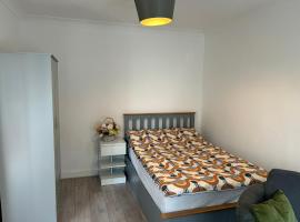 Room in Trumpington London, guest house in London