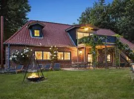 GUT KLETKAMP "Altes Backhaus" - Freistehendes Landhaus mit 7 Schlafzimmern I Kamin I Garten & Terrasse I 15 Min zur Ostsee I Parkplätze I Hundefreundlich I Bar I WLAN
