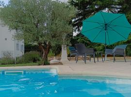 La maison basque: Sainte-Livrade-sur-Lot şehrinde bir havuzlu otel