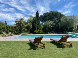 Gite confortable avec terrasse et piscine, дешевий готель у місті Reignac