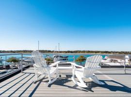 Why Knot Getaway...Rooftop with WaterView! Unit D, hotel din Beaufort