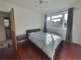 Ritzs place, holiday rental in Northolt