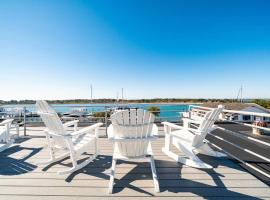 Why Knot Getaway…Rooftop with WaterView! Unit E, hotel din Beaufort