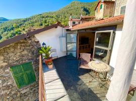 Iconic Italian Townhouse w Rooftop Terrace, Pigna – obiekty na wynajem sezonowy w mieście Pigna