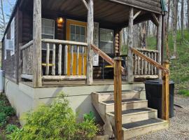 Acorn Cottage at Hocking Vacations, hotel cu parcare din Logan
