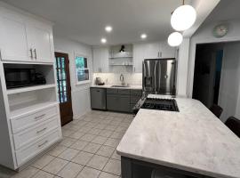 Modern Athens Home 4bd, 3bth, Hotel in Athens