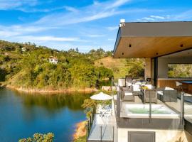Espectacular Villa en Guatapé con jacuzzi en frente de la represa, maison de vacances à El Peñol