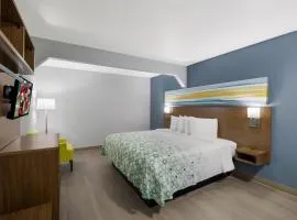 HomeTowne Studios by Red Roof Orange, TX