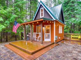 Adorable A-Frame Cabin, Steps to Lake Cushman!, hotel in Hoodsport