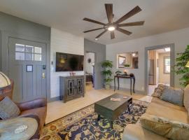 Less Than 1 Mi to Dtwn Home with Deck in Clarkdale!, hotel v destinaci Clarkdale