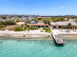 Oceanfront - Villa Port of Call -, Hotel in Kralendijk