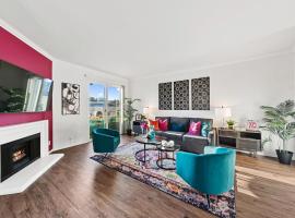Beverly Hills Chic 2 bed 2bath with Patio and Parking 309, Hotel in Los Angeles