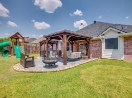 College Station Home with Yard about 4 Mi to Texas AandM!, hotel in College Station