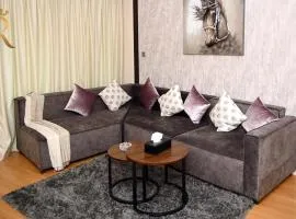 Luna Breeze - Elegant 2BR Apartment with Beach Access, Near Al Raha Beach