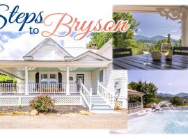 STEPS TO BRYSON - MTN VIEWS, HOT TUB, FIREPIT, WALK TO TOWN!, loma-asunto kohteessa Bryson City