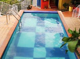 Encantadora cabaña con piscina y jacuzzi en San Gil, viešbutis mieste San Chilis