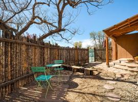 Nob Hill Home with Private Yard!, cabaña o casa de campo en Albuquerque