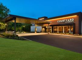 Courtyard by Marriott Lincroft Red Bank, hotel near Paramount Theater and Convention Hall, Red Bank