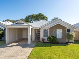 Ocean Blue Bungalow - Unit 24 at Cape View Resort, hotel in Broadwater