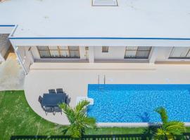 Summer Palace Miyako, pet-friendly hotel in Nishibaru