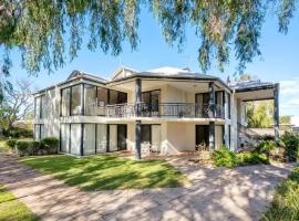 Absolute Waterfront - Unit 12A Cape View Resort – hotel w mieście Broadwater
