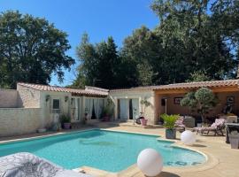 appartement avec piscine, hotel económico en Arpaillargues-et-Aureillac