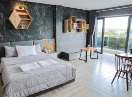 Cherry Hotel Bến Lức, hotel con estacionamiento en Bến Lức