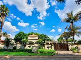 OR Tambo Airport Mansion/self catering/Holiday hme, hotell i Boksburg