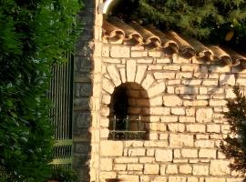 La Vigne Blanche Gîtes, casa per le vacanze a Lamotte-du-Rhône