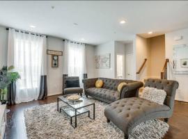 Stunning four-bedroom town home, holiday home in Millersville