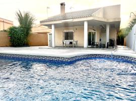 CHALET CON PISCINA A 100m DE LA PLAYA LA MANGA, cottage in La Manga del Mar Menor