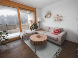 Cosy, stylish new 2-bedroom flat with spa and gym, hotel in Laax