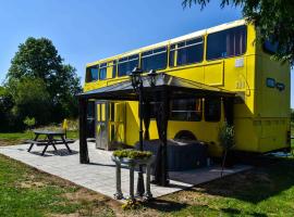 The Big Yellow Bus, tradicionalna kućica u gradu 'Montchevrier'