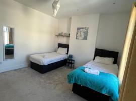 Dukes Place sleeps 10 comfortably, hotel with parking in Wolverhampton