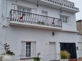 White House - Hospedaje con Desayuno, hotel in La Rioja