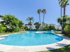 Escape to Serenity - 3 Bedroom Townhouse by the Sea!, ξενοδοχείο στη Μαρμπέλλα