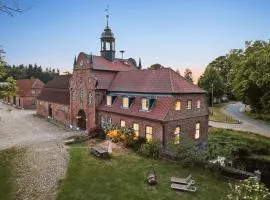 GUT KLETKAMP "Altes Torhaus" - Historisches Ferienhaus mit 5 Schlafzimmern I Kamin I Garten & Terrasse I Seeblick I 15 Min zur Ostsee I Moderne Küche I Hundefreundlich I Parkplätze I WLAN