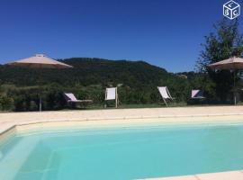 Villa la bastide piscine et jacuzzi, vacation home in Silhac
