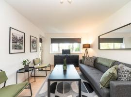 Pass the Keys Chic apartment amazing location, hotel with parking in Teddington