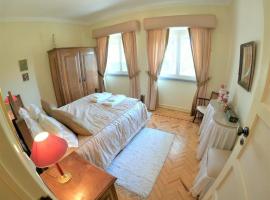 Sintra V4 house with garden in Colares, hotel with parking in Colares